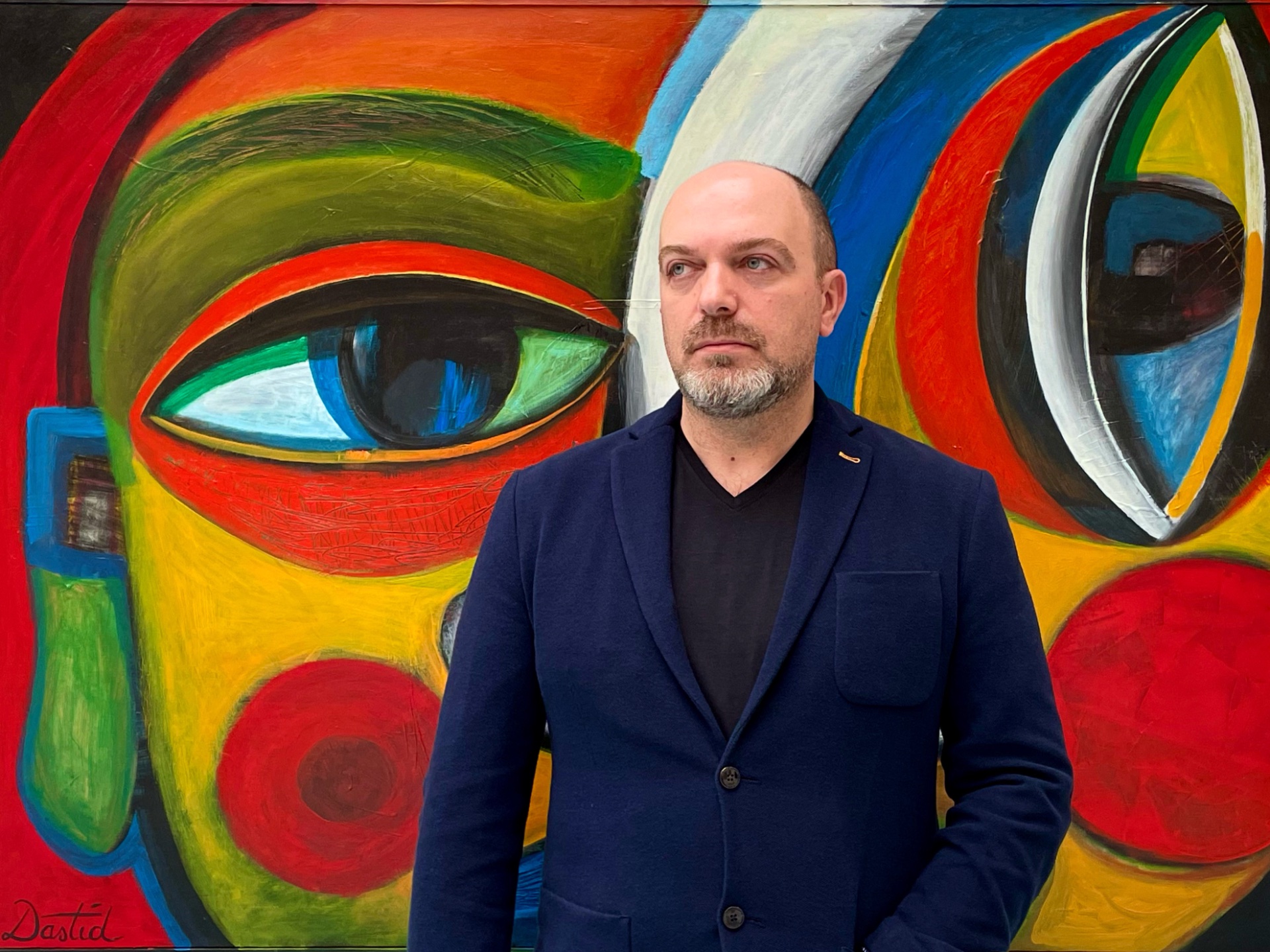 Portrait de Dastid Miluka devant son œuvre "Face 1" — Dastid Miluka