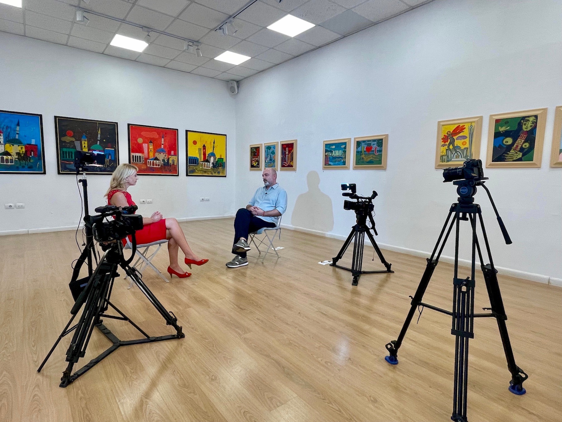 Reportage photo de Dastid Miluka : Interview en Galerie devant œuvres colorées — Dastid Miluka
