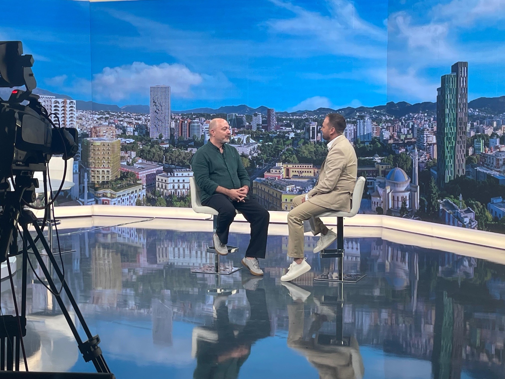 Reportage photo de Dastid Miluka : interview en plateau télé — Dastid Miluka