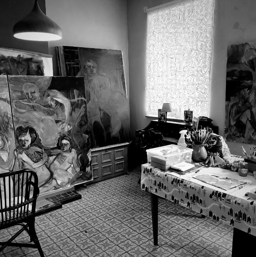 L'atelier de Valérie Vandevondel : espace de création avec toiles en cours — Valérie Vandevondel