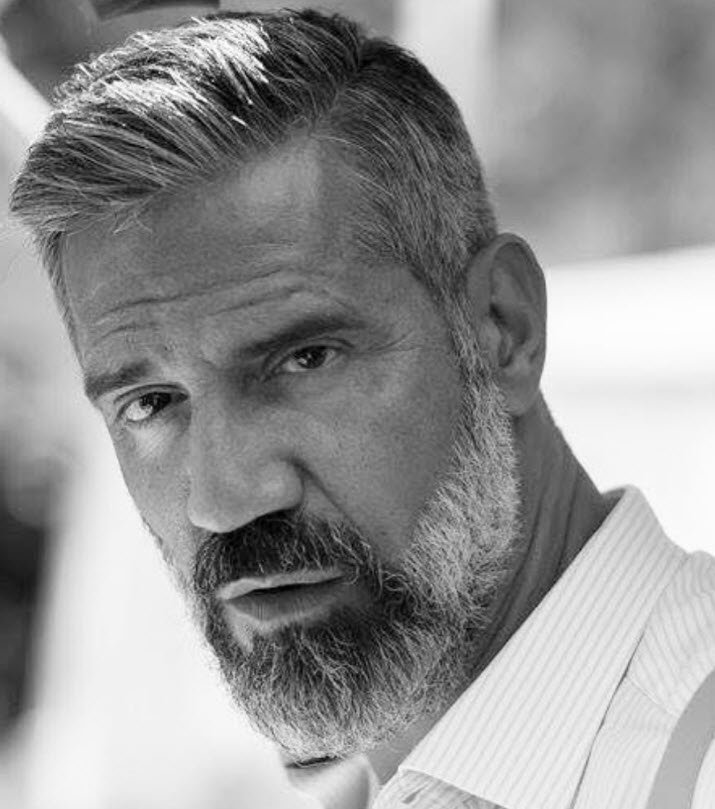 Portrait en noir et blanc d'Olivier Figus Lechevalier, comédien, présenté de trois quarts face à la caméra avec un regard direct, vêtu d'une chemise à fines rayures.

Behind the scene ! https://www.instagram.com/p/DGljzBltAz8/
