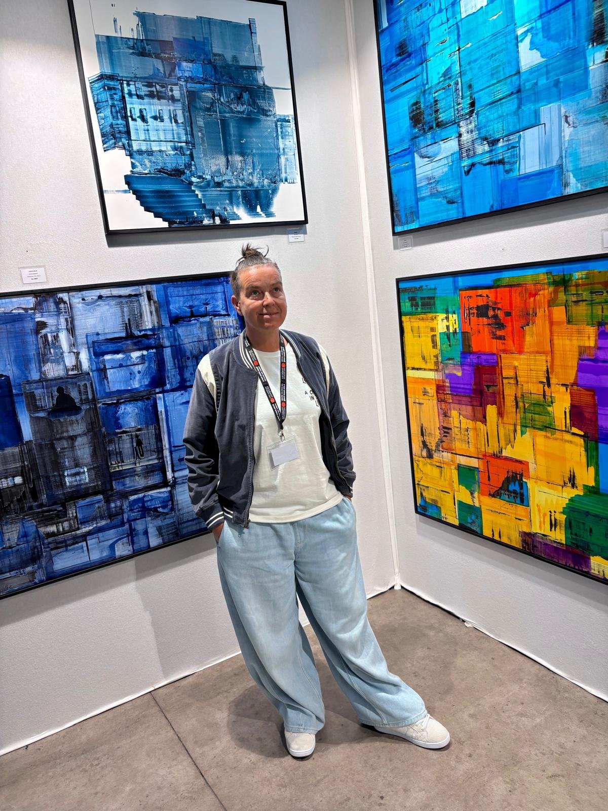 Christelle Crokaert parmi ses œuvres de peinture au grand Salon art3f Luxembourg — Christelle Crokaert