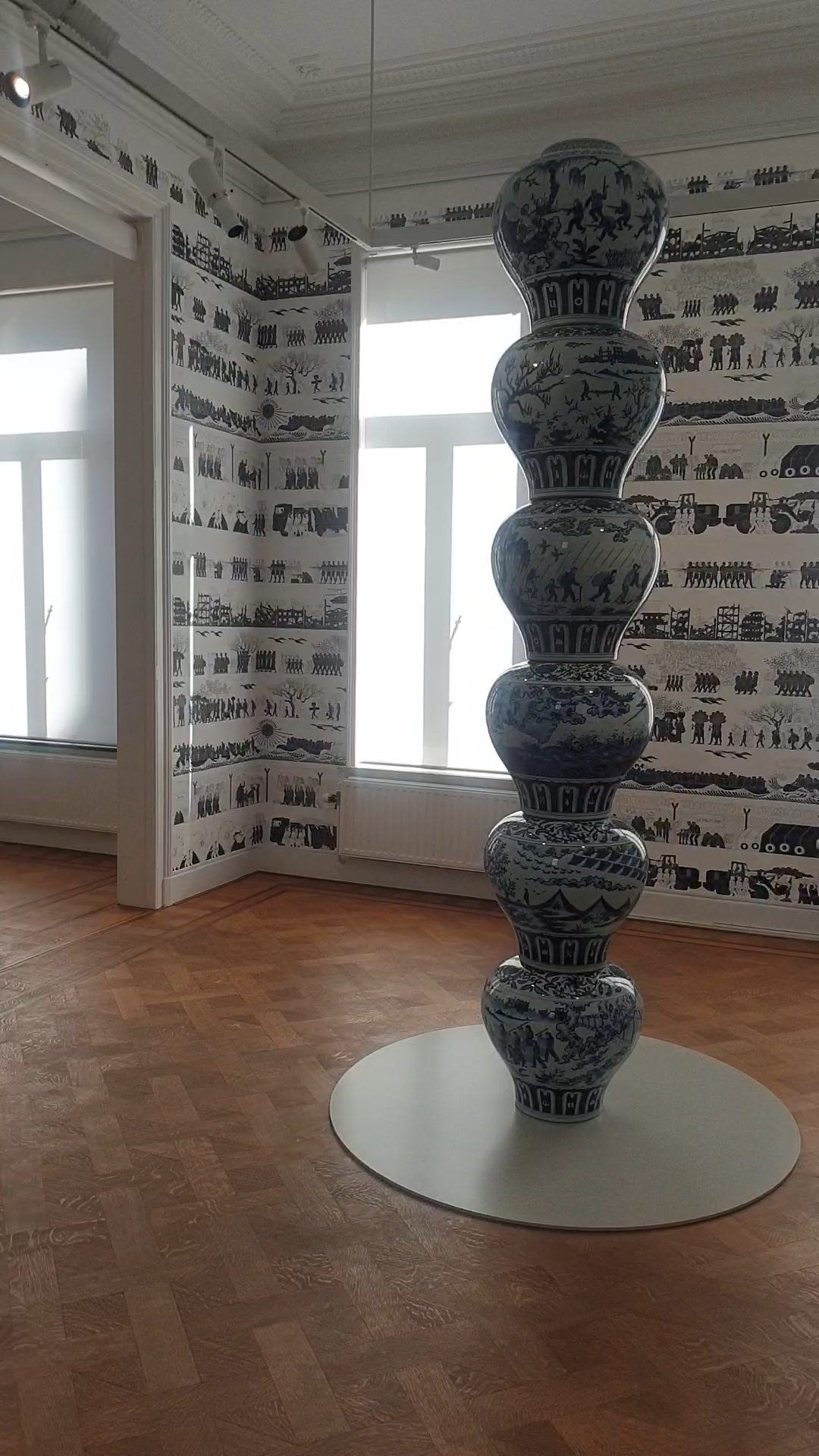 Colonne monumentale de vases en porcelaine bleue et blanche empilés par Ai Weiwei (Stacked Porcelain Vases as a Pillar) et fresque murale Odyssey à la Patrick Derom Gallery à Bruxelles. — Jérôme Selosse