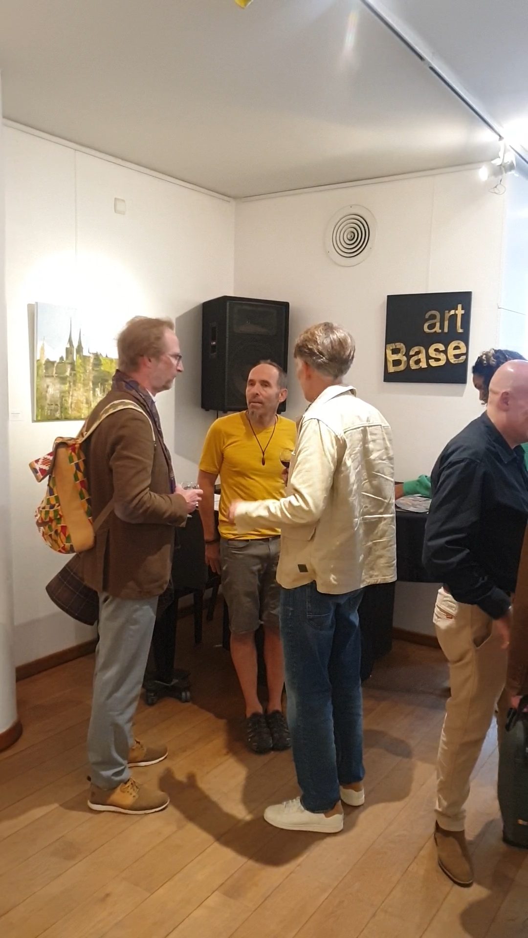 Ambiance du vernissage : « Haz-Art & Imprévues » réunit le public à Art Base · 24/09/26 18:33