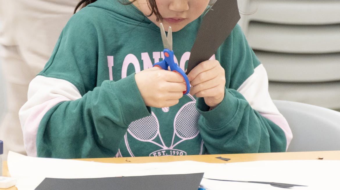 Jeudi des familles. Petites formes en papier découpé